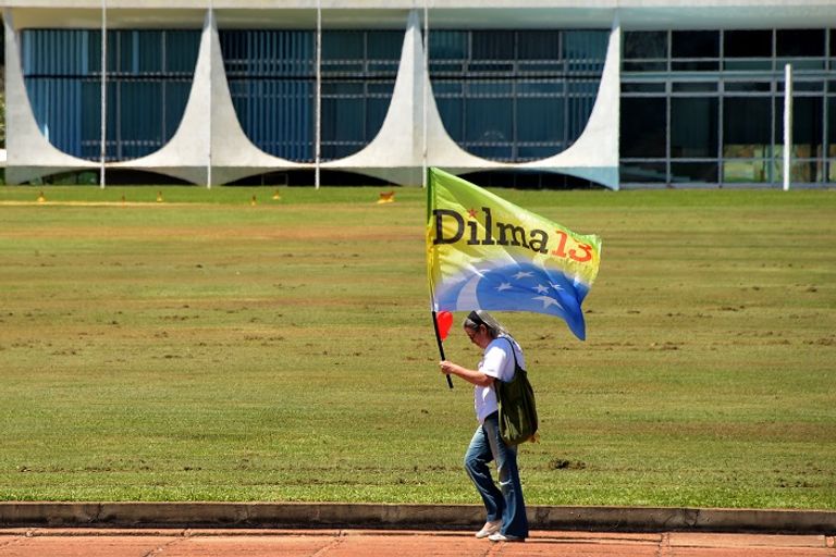 الرئيسة البرازيلية السابقة ديلما روسيف وسط أنصارها