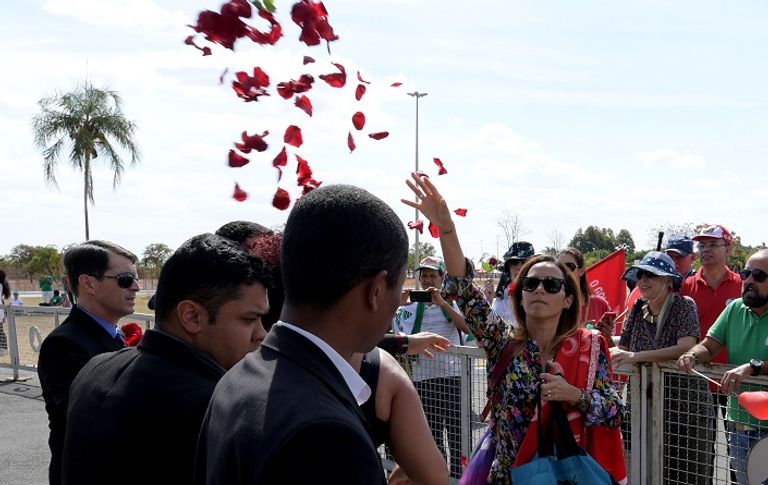 الرئيسة البرازيلية السابقة ديلما روسيف وسط أنصارها