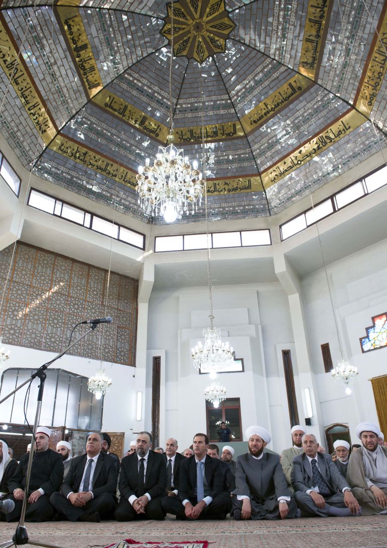 بشار الأسد خلال صلاة عيد الفطر بحمص