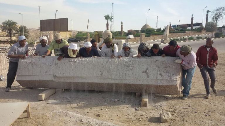 منحوتات السمبوزيوم أيدي الفنانيين إلى شوارع مصر