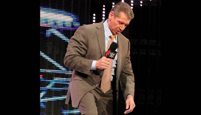 فنيس ماكمان يلقى الصورة على الأرض