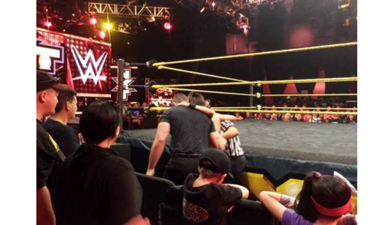 بايلي تغادر الساحة بمساعدة مدربها والحكم