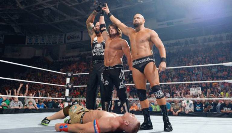 أنرسون وجالوز وستايلز يرفعون أيديهم للجمهور وسينا ملقى على الأرض