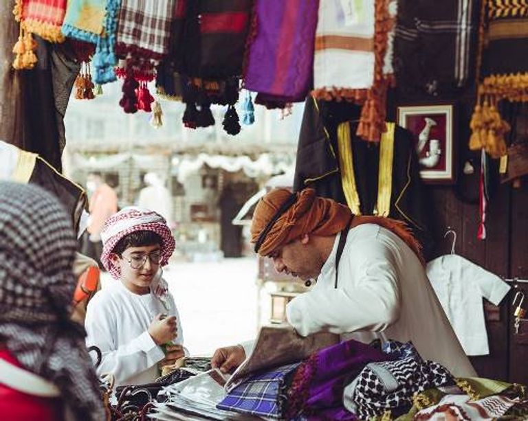 أبوظبي في لقطة جوية قبل 40 سنة ويظهر قصر الحصن