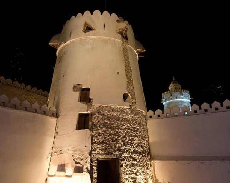 أبوظبي في لقطة جوية قبل 40 سنة ويظهر قصر الحصن