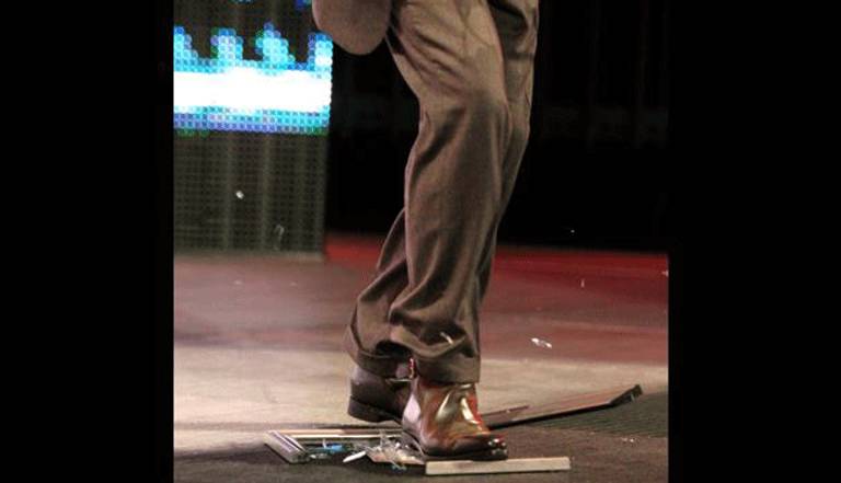 فنيس ماكمان يحطم الصورة بقدمه