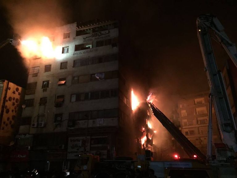 حريق ضخم شب في سوق تجاري بوسط القاهرة