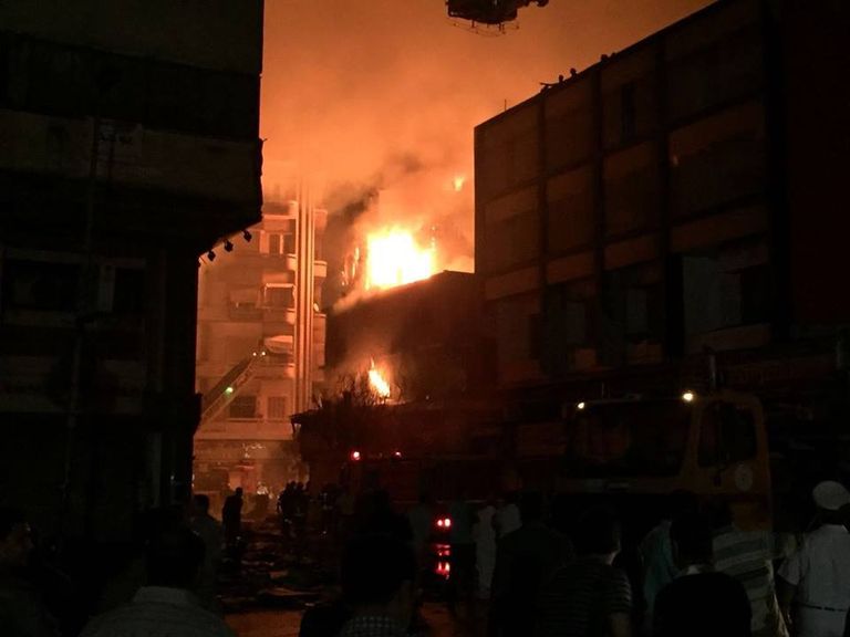 حريق ضخم شب في سوق تجاري بوسط القاهرة