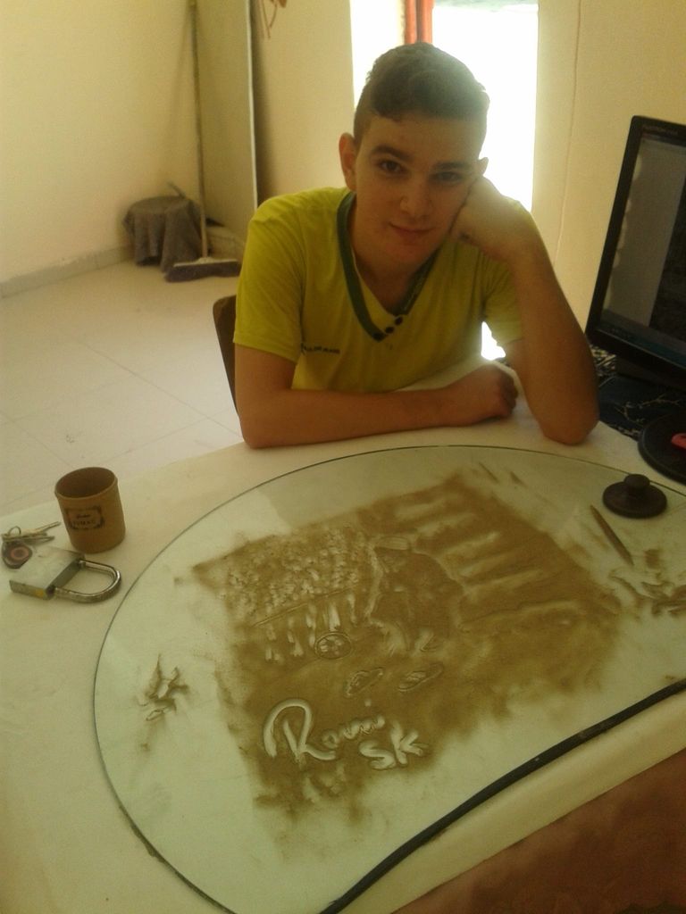 الشاب رامى أمام أحد أعماله