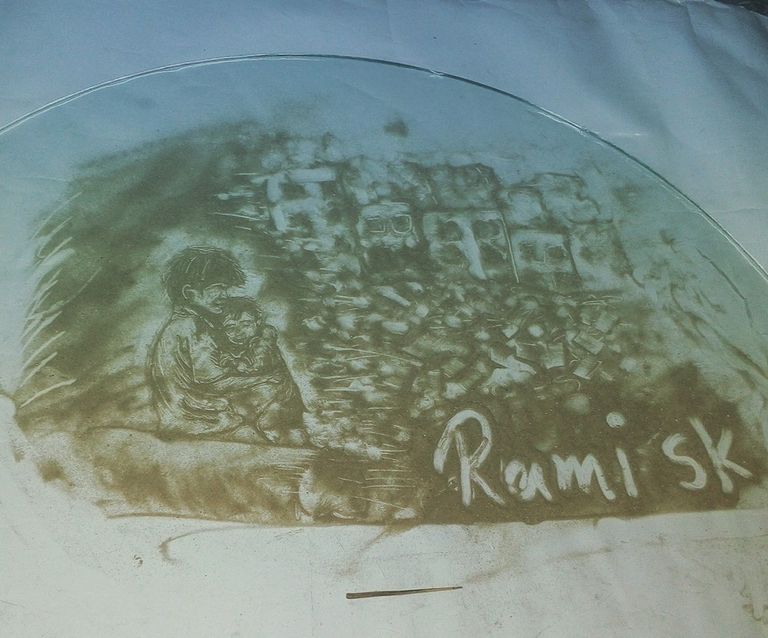 الشاب رامى أمام أحد أعماله