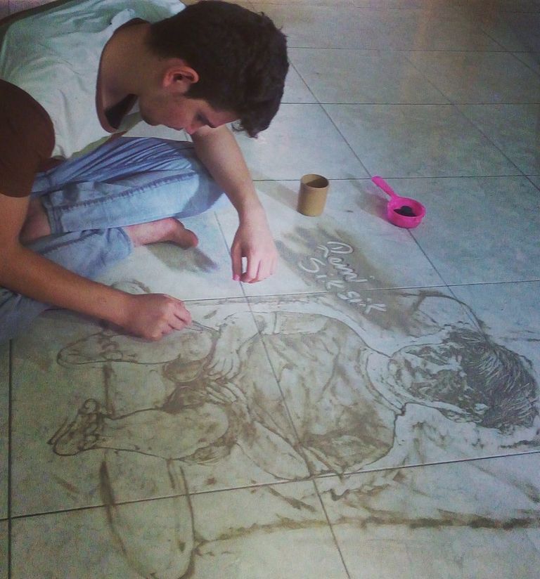 الشاب رامى أمام أحد أعماله