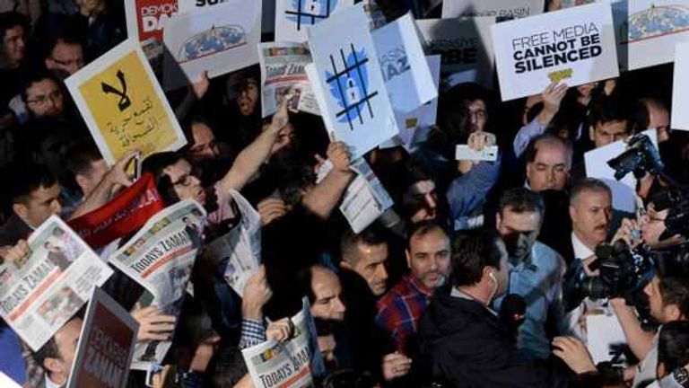 أنصار صحيفة زمان التركية يرفضون قرار اغلاقها