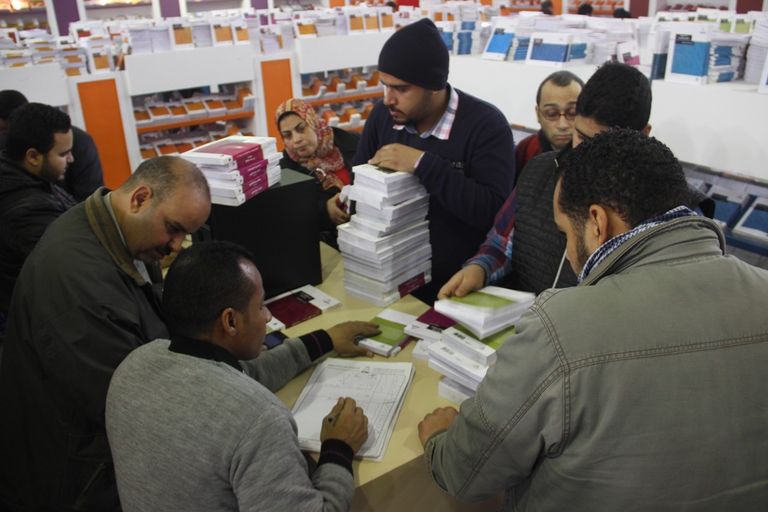 إقبال غير مسبوق على أجنحة الكتب المخفّضة والجماهيرية