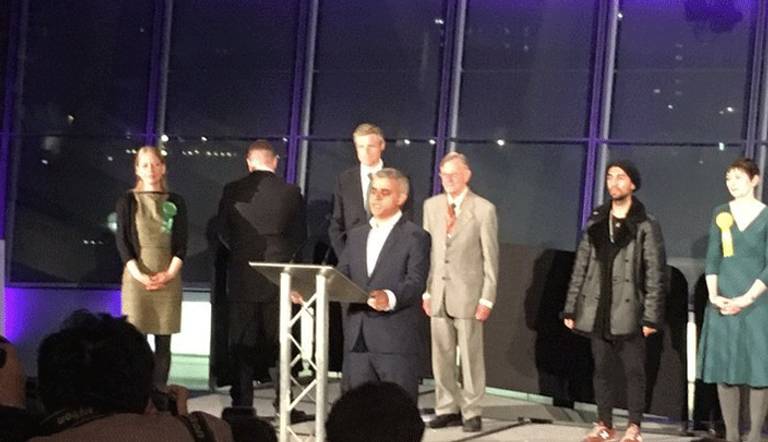 جولدنج معطيا ظهره لخان بعد فوز الأخير بمنصب عمدة لندن