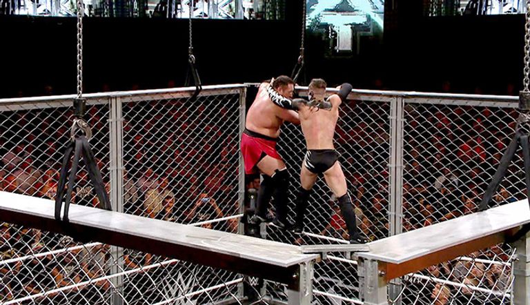 ساموا جو يحمل حزام البطولة