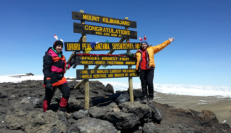 شيماء ومريم على قمة جبل كلمنجارو