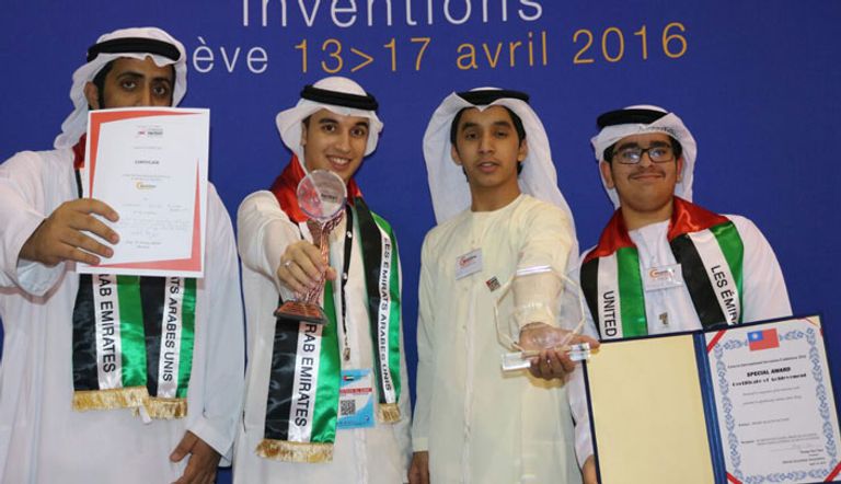 فريق الناشئة للإبداع العلمي مع جوائزهم