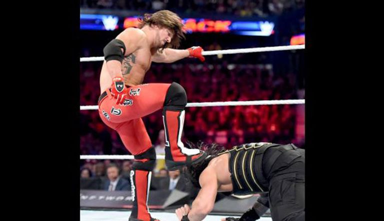 رومان رينز يرفع حزام بطولة الوزن الثقيل بعد فوزه على إيه جيه ستايلز