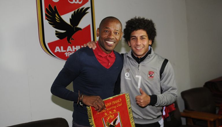 جيلبرتو وفلافيو أثناء تكريمهما في الأهلي