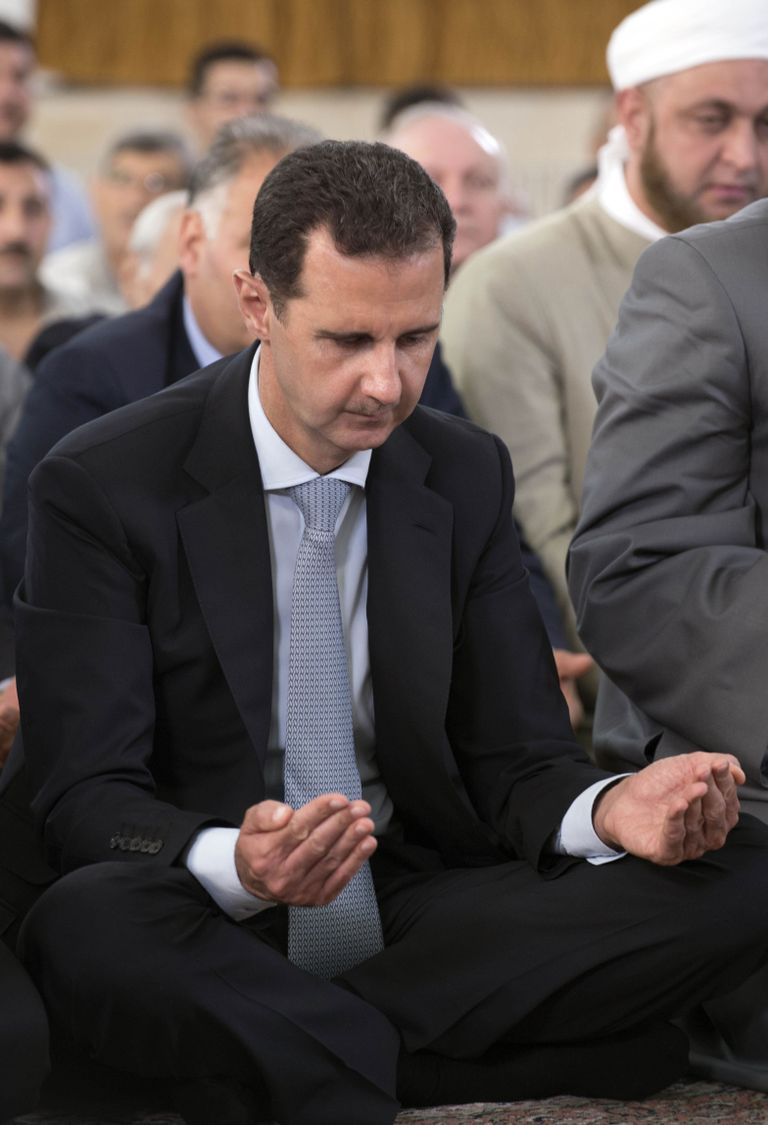 بشار الأسد خلال صلاة عيد الفطر بحمص