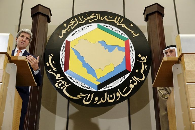 صورة تذكارية لكير ي مع وزراء خارجية دول مجلس التعاون لدول الخليج العربية (رويترز)