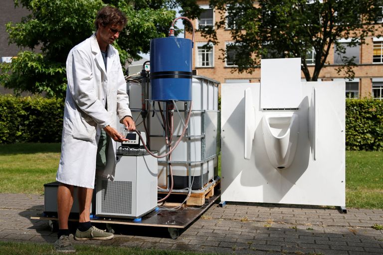 آلة بلجيكية تحول البول إلى مياه صالحة للشرب