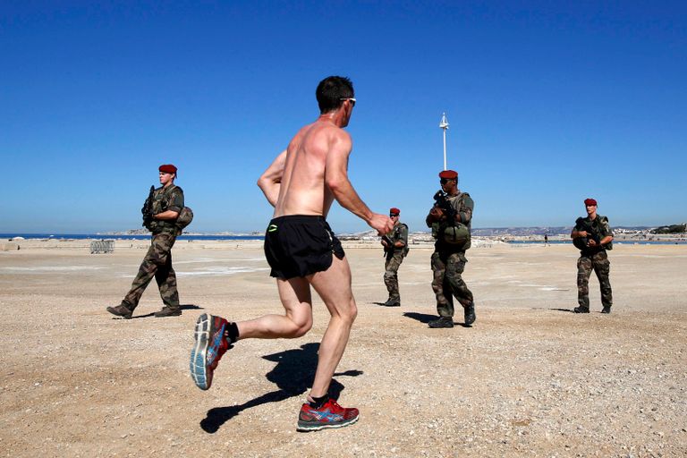 جنود فرنسيون مسلحون على شواطئ مرسيليا (رويترز) 