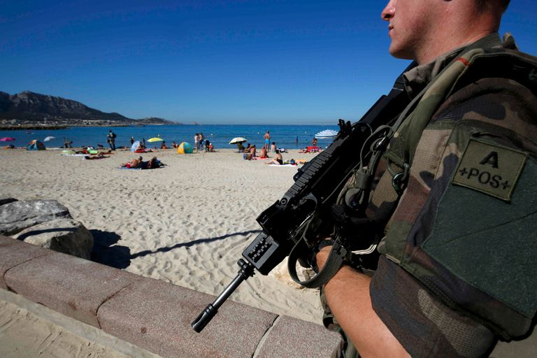 جنود فرنسيون مسلحون على شواطئ مرسيليا (رويترز) 