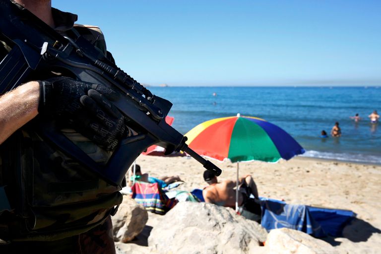 جنود فرنسيون مسلحون على شواطئ مرسيليا (رويترز) 