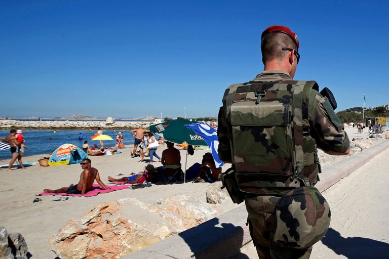 جنود فرنسيون مسلحون على شواطئ مرسيليا (رويترز) 