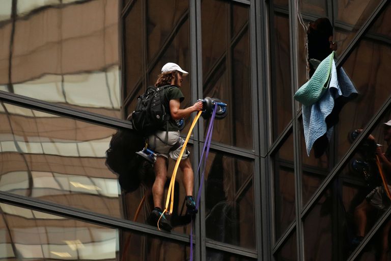 الرجل تسلق جزءًا من برج ترامب قبل القبض عليه