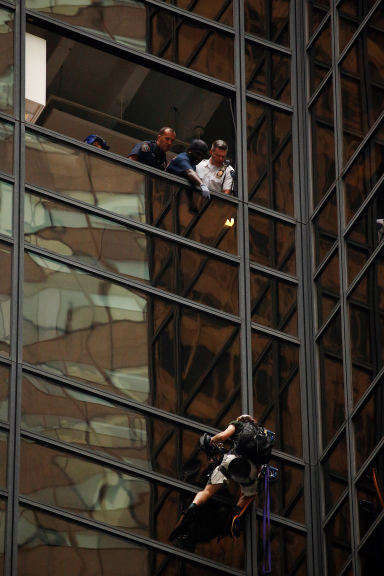 الرجل تسلق جزءًا من برج ترامب قبل القبض عليه