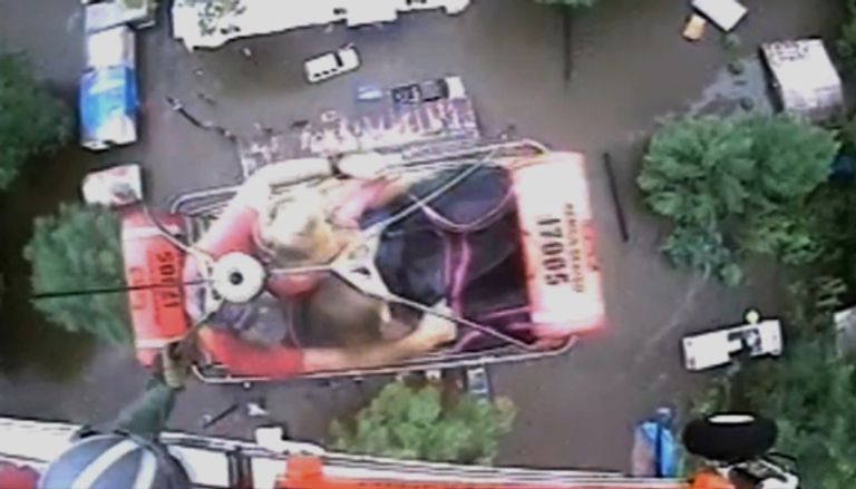 إنقاذ سيدة من الفيضان