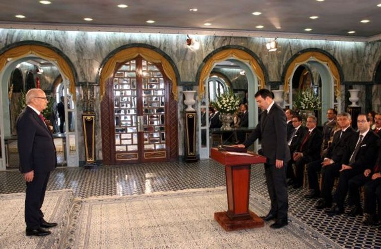الصيد يصافح الشاهد بعد تولى رئاسة الحكومة التونسية