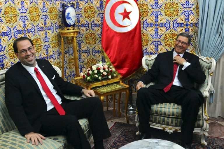 الصيد يصافح الشاهد بعد تولى رئاسة الحكومة التونسية