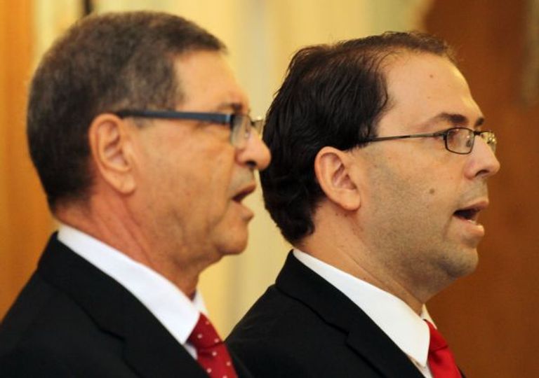 الصيد يصافح الشاهد بعد تولى رئاسة الحكومة التونسية