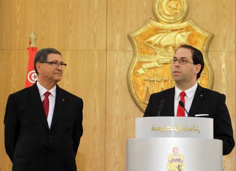 الصيد يصافح الشاهد بعد تولى رئاسة الحكومة التونسية