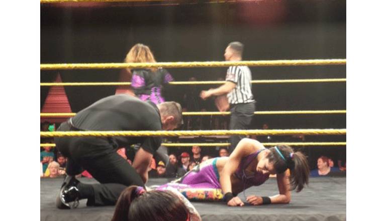 بايلي تتألم خلال الفحص