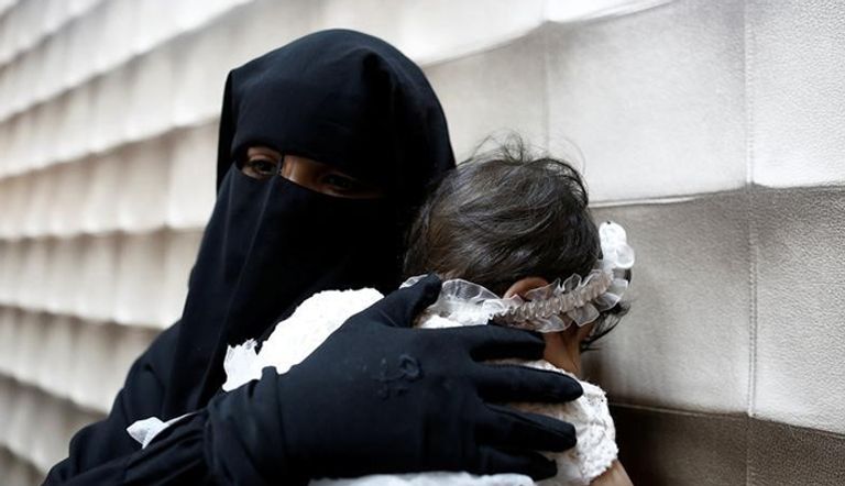 غفران (18 عاما) زوجة متشدد قتل في ضربة جوية أمريكية في ليبيا تحمل ابنتها التي تبلغ من العمر ستة أشهر أثناء مقابلة معها في سجن ميعتيقة في العاصمة الليبية طرابلس