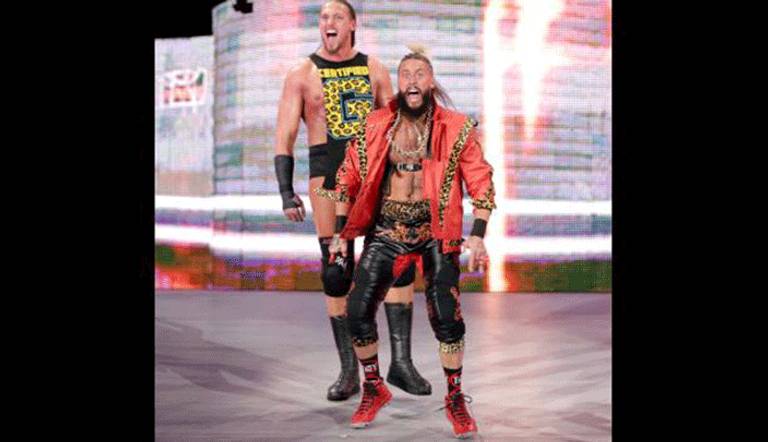 إنزو أموري وكولين كاسادي يدخلان الحلبة