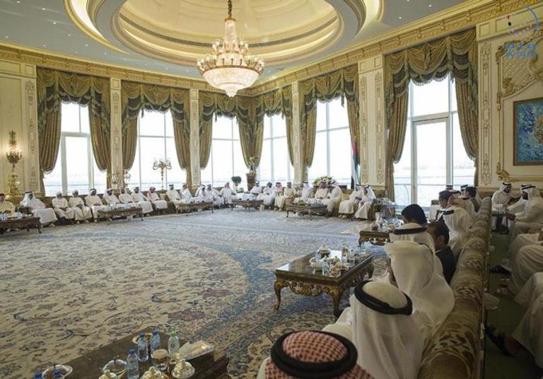 محمد بن زايد خلال استقباله موظفي مركز خدمات المزارعين بأبوظبي