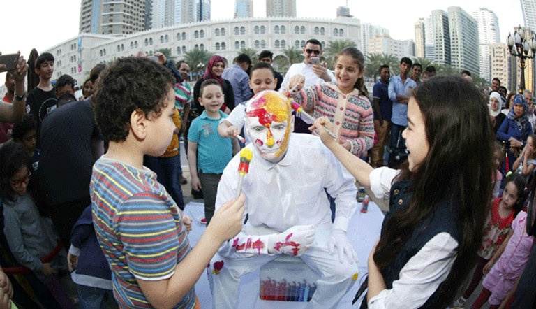 زوّار القصباء خلال مشاركتهم في فعالية تلوين الفنان الألماني بلانكو