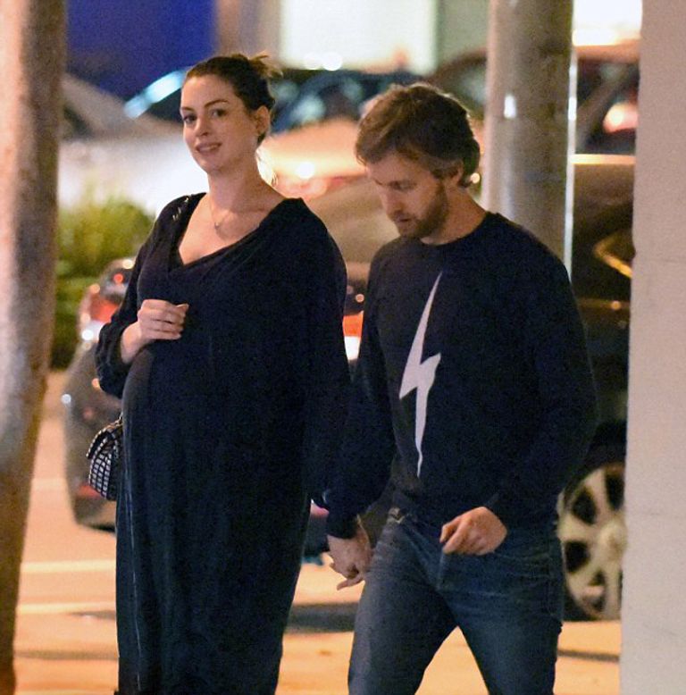 الممثلة الأمريكية آن هاثاواي وزوجها المنتج آدم شولمان