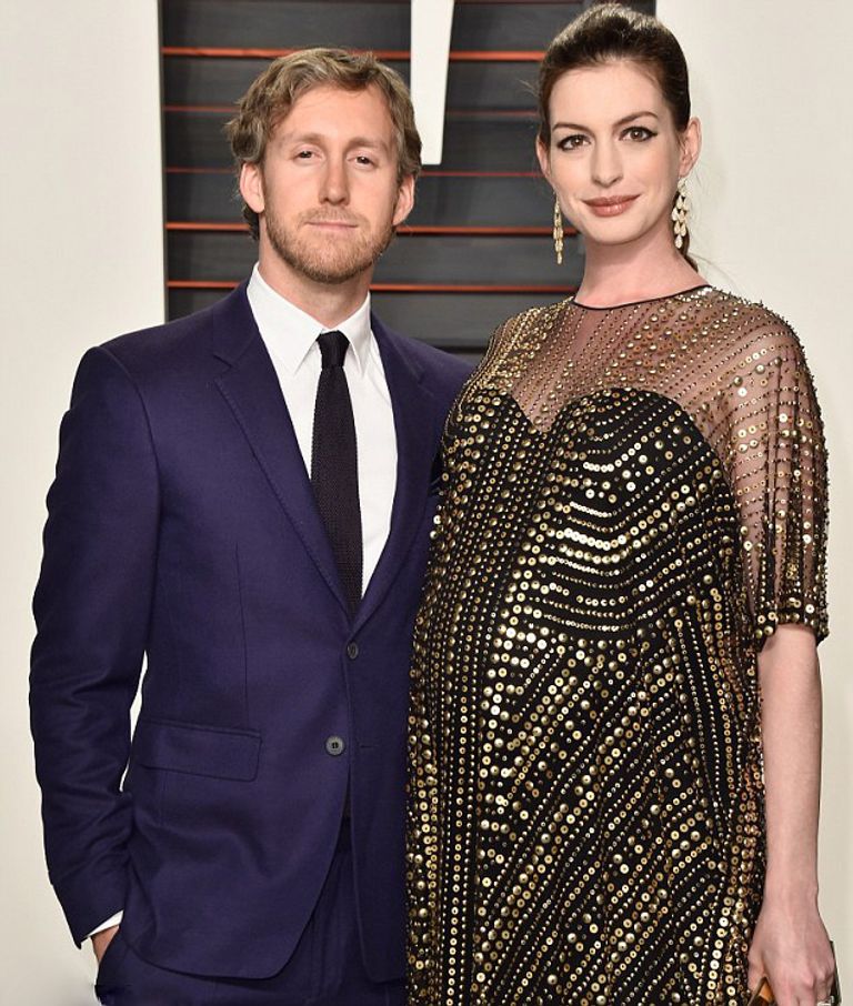 الممثلة الأمريكية آن هاثاواي وزوجها المنتج آدم شولمان