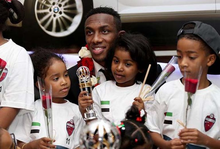 احمد خليل يقبل الجائزة لدى وصوله مطار دبي