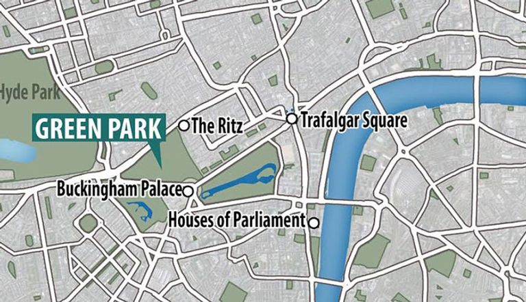 مهاجرون أثناء افتراشهم الحديقة