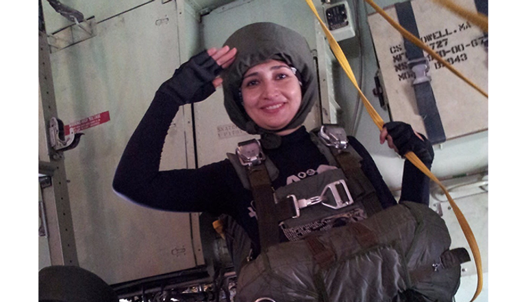 شيماء قبل القفز بالمظلة