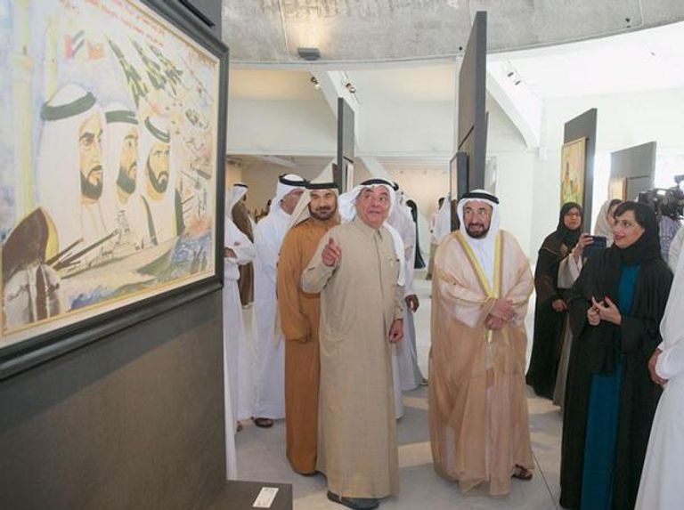 القاسمي في جولة على معرض "حول المعارض في الإمارات"