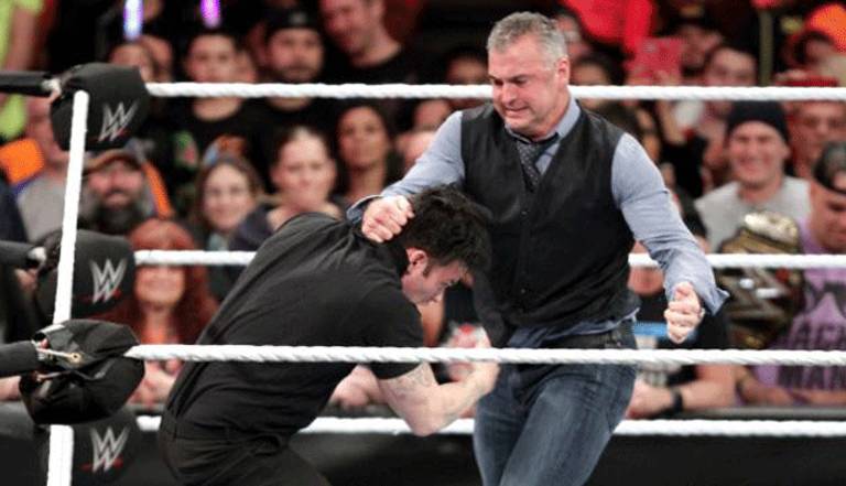 شين ماكمان يضرب أحد أفراد الأمن على الحلبة