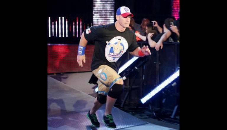 جون سينا يجري متجها للحلبة